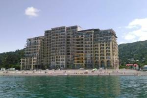 un grande edificio sulla spiaggia con una spiaggia di SBakuri a Gonio