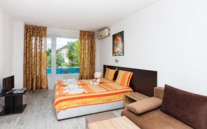 1 dormitorio con 1 cama y 1 sofá en Villa Rezos, en Rezovo