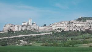 een groot gebouw bovenop een heuvel bij CASA DEL FRATE in Assisi