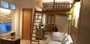 Televízia a/alebo spoločenská miestnosť v ubytovaní Lory's home near Rome, Giubileo 2025