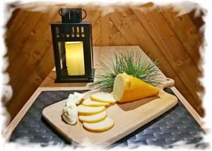ザコパネにあるTatra Viewのリンゴとチーズをテーブルに盛り付けたまな板