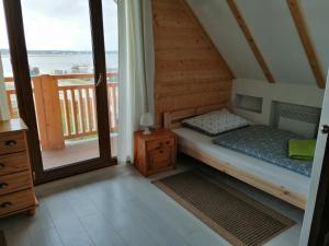 ein kleines Schlafzimmer mit einem Bett und einem Balkon in der Unterkunft Domki Letniskowe Zbyszko in Świnoujście