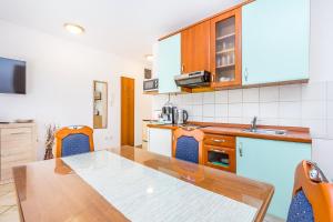 Η κουζίνα ή μικρή κουζίνα στο Sun&Relax Kamenjak +6 φωτογραφίες