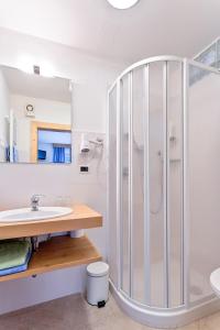 W łazience znajduje się prysznic i umywalka. w obiekcie Garni Kircher Sepp w mieście Barbian