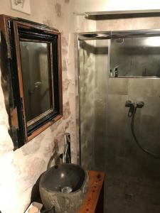 y baño con lavabo de piedra y ducha. en LE CABANON BLEU SUR LA PLAGE, en Marsella