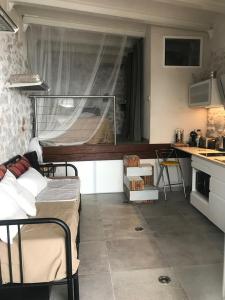 LE CABANON BLEU SUR LA PLAGE في مارسيليا: غرفة صغيرة بسريرين ومطبخ