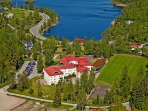 una vista aérea de una casa con techo rojo en Hindåsgården Hotel & Spa en Hindås