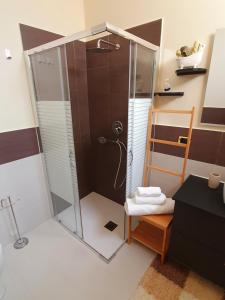 prysznic ze szklanymi drzwiami w łazience w obiekcie Villa Antonella w mieście Carlentini