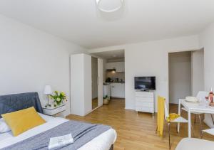 1 Schlafzimmer mit einem Bett und einem Esszimmer in der Unterkunft Rent a Home Delsbergerallee - Self Check-In in Basel