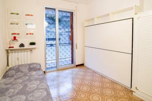 kuchnia z białą lodówką i oknem w obiekcie Galilei61 - 3 camere, 2 bagni, garage e vista mare w San Remo +13 zdjęć