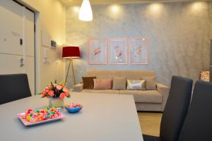 La Dotta Apartments في بولونيا: غرفة معيشة مع طاولة وأريكة