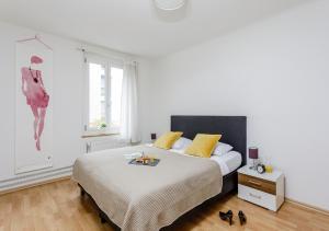 ein Schlafzimmer mit einem Bett und einem Tablett mit Essen drauf in der Unterkunft Rent a Home Eptingerstrasse - Self Check-In in Basel