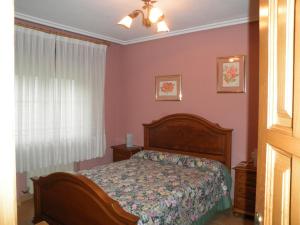 - une chambre avec un lit et une fenêtre dans l'établissement Apartamento Casa Geli #1, à La Robellada de Onis