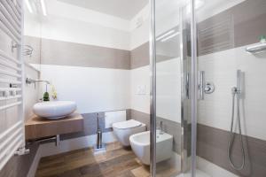 
a bathroom with a shower, toilet, sink and tub at Residenza le Scalette in Cagliari
