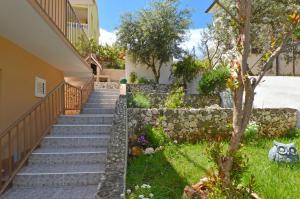 Vonkajšia záhrada v ubytovaní Apartment with a sea view terrace, Čiovo near Trogir