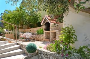 Vonkajšia záhrada v ubytovaní Apartment with a sea view terrace, Čiovo near Trogir