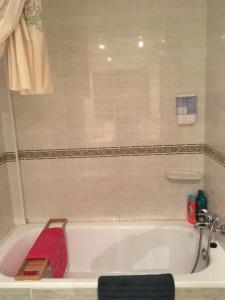 een badkamer met een bad en een rode handdoek bij La azotea in Cambrils +30 foto's