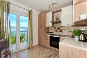 Kuchyňa alebo kuchynka v ubytovaní Apartment with a sea view terrace, Čiovo near Trogir