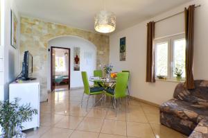 Posedenie v ubytovaní Apartment with a sea view terrace, Čiovo near Trogir