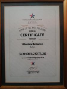 een foto van een certificaat in een ingelijste afbeelding bij Mkhumbane Backpackers in Durban