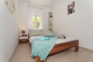 Posteľ alebo postele v izbe v ubytovaní Apartment with a sea view terrace, Čiovo near Trogir + 24 fotografií