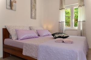 Posteľ alebo postele v izbe v ubytovaní Apartment with a sea view terrace, Čiovo near Trogir