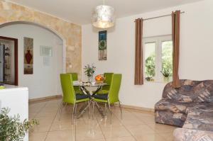 Posedenie v ubytovaní Apartment with a sea view terrace, Čiovo near Trogir