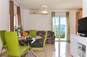 Televízia a/alebo spoločenská miestnosť v ubytovaní Apartment with a sea view terrace, Čiovo near Trogir