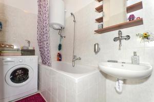 Kúpeľňa v ubytovaní Apartment with a sea view terrace, Čiovo near Trogir