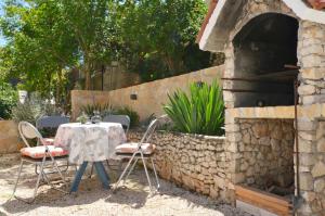 Vonkajšia záhrada v ubytovaní Apartment with a sea view terrace, Čiovo near Trogir