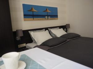 um quarto com uma cama e um sofá em Villa Aronia pokoje z aneksem kuchennym em Ustka