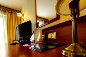 Telewizja i/lub zestaw kina domowego w obiekcie Hotel Great Polonia Conrad Kraków