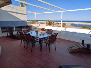 un patio con mesa y sillas y la playa en BALCON AL MAR, en Carboneras
