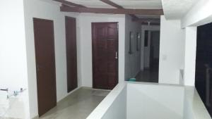een kamer met witte muren en bruine deuren bij Acupe de Brotas in Salvador +46 foto's