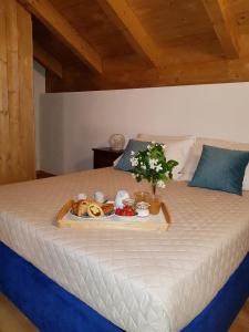 bandeja de comida encima de la cama en Cascina Ghitin Relais, en Asti