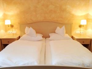 a bedroom with two beds with white sheets and pillows at Hotel Grünes Türl in Bad Schallerbach