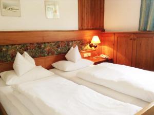 Ein Bett oder Betten in einem Zimmer der Unterkunft Hotel Grünes Türl