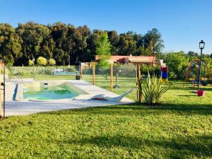 un parque con piscina y parque infantil en Luna Bonita en Tandil
