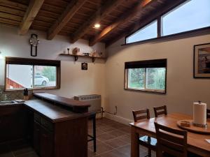 Кухня или мини-кухня в Libby's Taos Casita - "The Hideaway"
