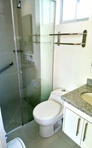 Bonito apartamento en la ciudad bonita في بوكارامانغا: حمام مع مرحاض ودش زجاجي
