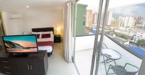 Bonito apartamento en la ciudad bonita في بوكارامانغا: غرفه فندقيه بسرير وشرفه