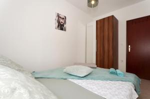 Posteľ alebo postele v izbe v ubytovaní Apartment with a sea view terrace, Čiovo near Trogir