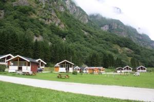 un gruppo di cabine di fronte a una montagna di Gudvangen Camping a Gudvangen