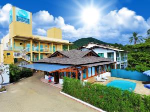 un hotel con piscina frente a él en Pousada Nascer do Sol, en Penha