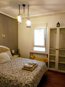 sypialnia z łóżkiem z ręcznikami w obiekcie Happy Home Getxo Beach w mieście Getxo