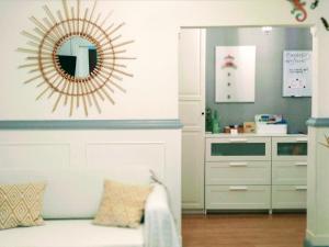 ein Wohnzimmer mit einem Spiegel und einem Sofa in der Unterkunft Happy Home Getxo Beach in Getxo