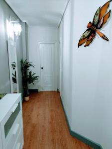 pusty pokój z motylem na ścianie w obiekcie Happy Home Getxo Beach w mieście Getxo +25 zdjęć