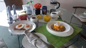 - une table avec deux assiettes de petit-déjeuner dans l'établissement Molyneux House, à Kaka Point