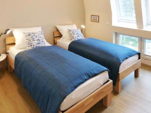 two beds sitting next to each other in a bedroom at Weiße Düne Ferienwohnung *Weiße Düne 7* in Wittdün