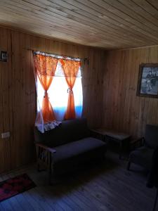 Ein Sitzbereich in der Unterkunft Cabañas El Toro - Radal Siete Tazas